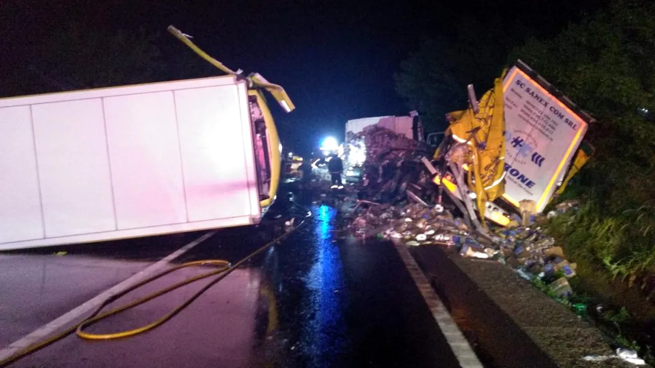 TRAFIC. Accident horror pe E60! Două autotrenuri s-au făcut praf! Șoferii, în stare gravă