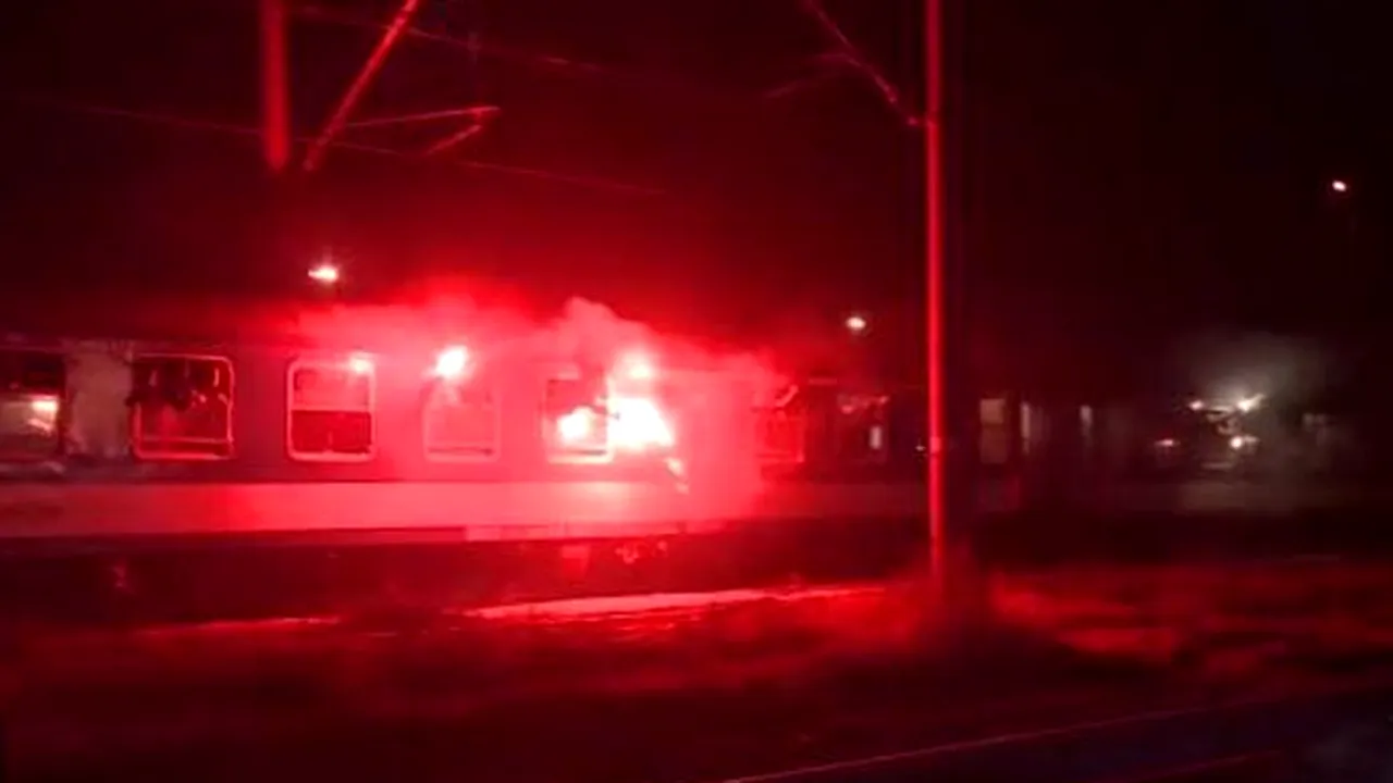 ROMÂNIA - UNGARIA. Suporterii unguri au aruncat cu petarde și cutii de bere din tren la intrarea în țară