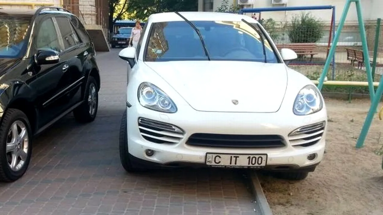 Șoferul acestei limuzine a blocat accesul într-un părculeț pentru copii. Ce SURPRIZĂ a găsit pe parbriz când s-a întors să-și ia mașina