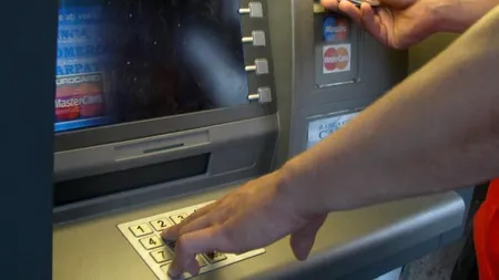 Ce bancă percepe cel mai mare comision atunci când retragi bani de la bancomat. Unde este gratis consultarea contului