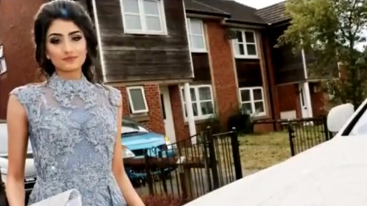 Extravaganță dusă la extrem: Apariție uimitoare la bal după ce a coborât dintr-un Rolls Royce acoperit cu 4 milioane de cristale Swarovski - FOTO