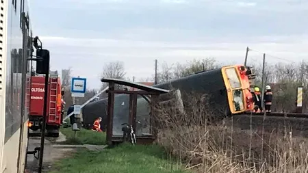 Cinci morți și 14 răniți, după ce un tren a deraiat în Ungaria. O autoutilitară cu muncitori a intrat în fața garniturii