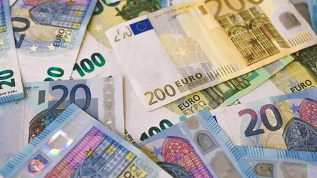 O fetiță de doi ani din Germania a aruncat o pungă cu bani din mașina tatălui ei, provocând un accident în lanț