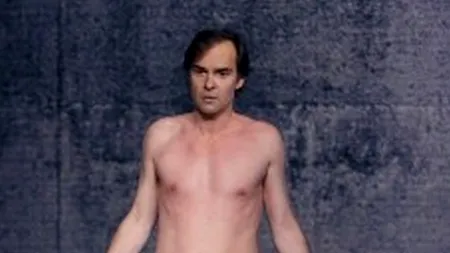 Un actor francez a apărut gol pe scenă în semn de protest față de ministrul Culturii, prezent în sală: „Doamnă ministru, vă dezgust?