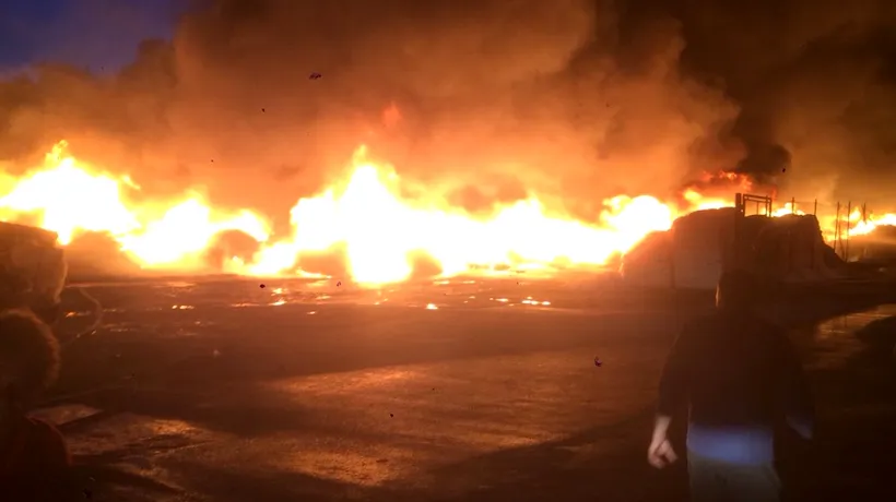 Dezastru ecologic după incendiul din Hunedoara, unde arde o fabrică de mase plastice: fumul gros, vizibil de la 10 kilometri. GALERIE FOTO