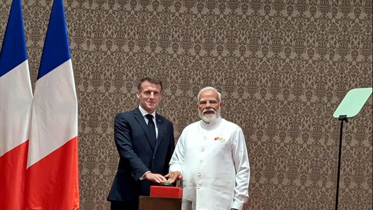 India și Franța vor produce singurul elicopter din lume capabil să zboare până la „înălțimile muntelui Everest“. Macron și Modi au inaugurat fabrica