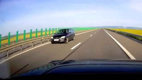 În viteză și pe contrasens. O șoferiță a fost surprinsă în timp ce mergea pe sensul greșit pe A3 - VIDEO
