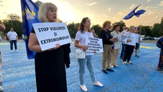 Doar 60 de persoane s-au strâns la protestul pentru democrație din Piața Victoriei. Doi agitatori au fost dați afară de către jandarmi