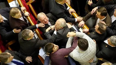 BĂTAIE în Parlamentul ucrainean, după adoptarea legii bugetului. Doi deputați au fost răniți. FOTO+VIDEO
