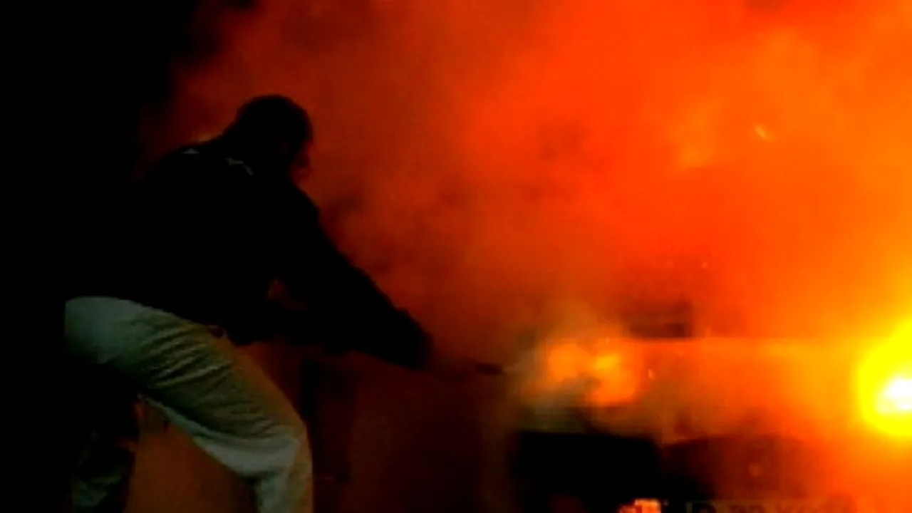 O mașină de poliției a ars în totalitate pe DN 1