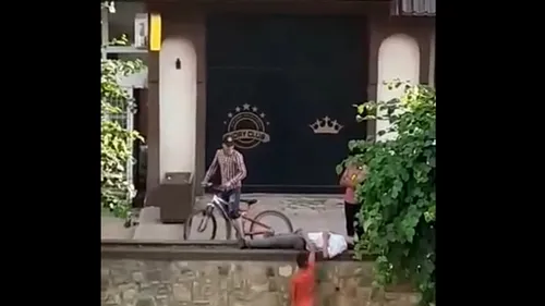 Tentativă de jaf în Târgu Neamț, filmată cu telefonul. Cum a încercat un grup de tineri să buzunărească un om ce se odihnea pe o bancă (VIDEO)