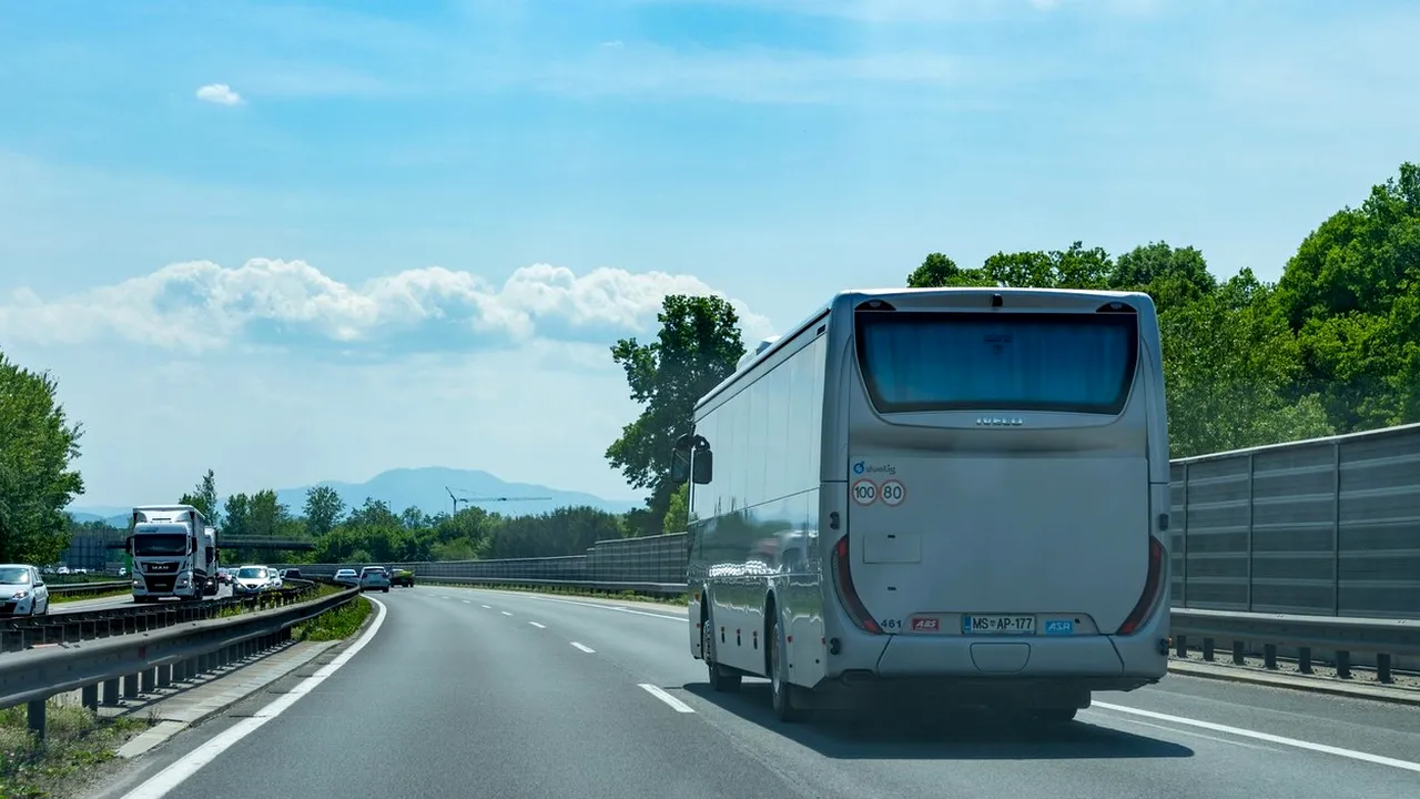 MOTIVUL pentru care șoferul unui autocar a primit o amendă de 31.000 de lei, după ce polițiștii de pe A1 l-au oprit pentru control