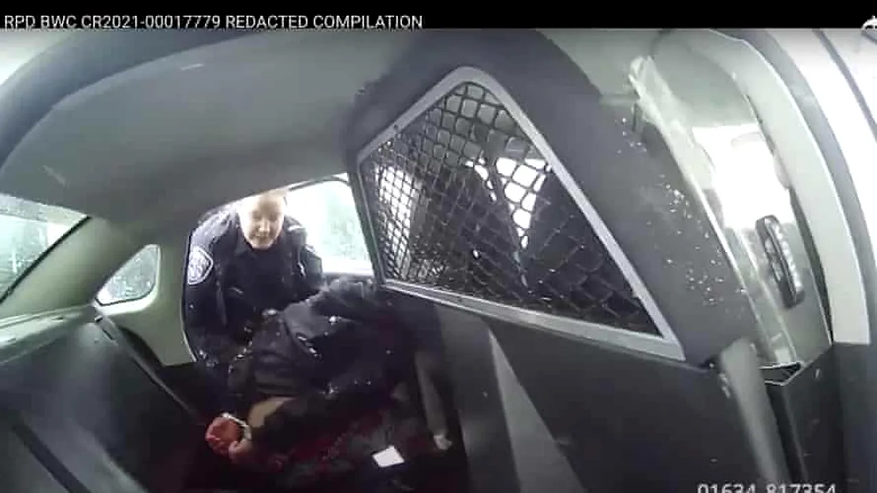 O fetiță de 9 ani a fost încătușată și stropită cu spray lacrimogen de polițiștii: „Arde rău”