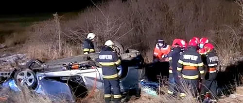 Un șofer a zburat cu mașina peste un sens giratoriu din Caransebeș și apoi s-a răsturnat pe un câmp. Bărbatul nu a vut nicio șansă (VIDEO)