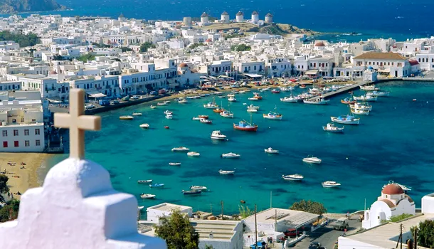 Arheolog, bătut de MAFIA IMOBILIARĂ din Mykonos. Care ar fi fost motivul agresorilor