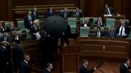 Premierul din Kosovo, atacat cu ouă în timpul unui discurs în parlament. Imaginile au făcut înconjurul lumii