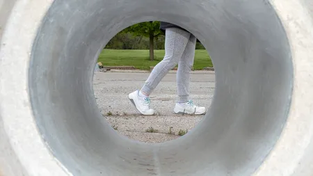 Și-a filmat vecina de 160 de ori: Pasiunea unui bărbat din Olt i-a adus un dosar penal