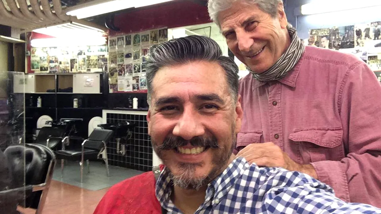 Valentino Gogu, un frizer român de 72 de ani din SUA, a rămas fără loc de muncă, după închiderea celebrului Astor Place Hair din New York