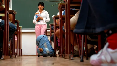 O elevă de clasa a III-a a găsit într-un corn primit la școală un obiect care îi putea pune viața în pericol - FOTO