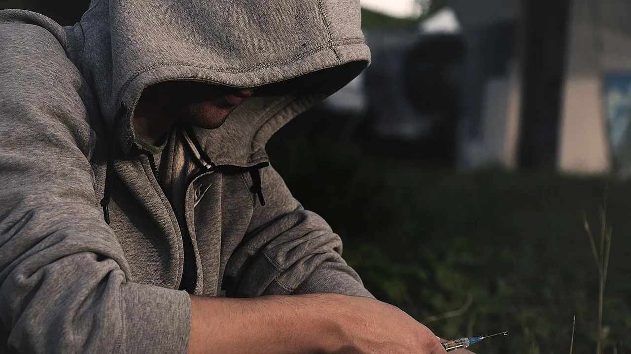 Scene apocaliptice într-o mare capitală din Europa. Oamenii care consumă acest DROG devin „morți umblători”