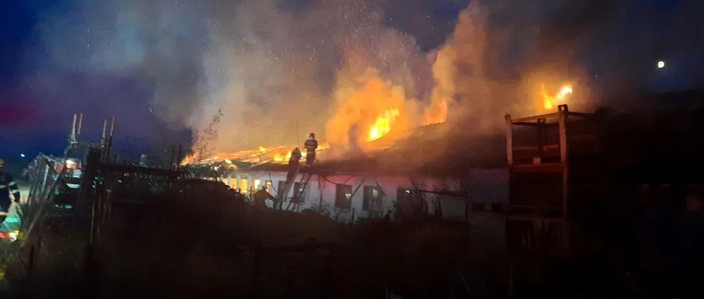 FOTO | Incendiu la un depozit de mobilier din județul Timiș. Aproape 30 de pompieri se luptă cu flăcările, care au cuprins o suprafață de aproximativ 900 de metri pătrați