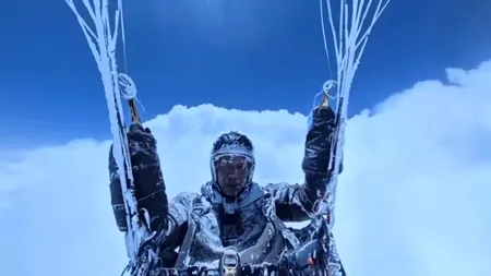 Supraviețuire incredibilă în CHINA! Un parapantist a scăpat cu viață după ce a fost tras de curenți la peste 8.500 de metri altitudine