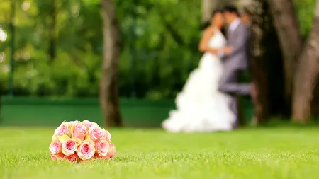 Un incident ciudat: Un bărbat, ținut de mână de proaspăta soție, a apărut în fața unui judecător după ce o chelneriță adolescentă de la propria nuntă l-a acuzat că a agresat-o sexual