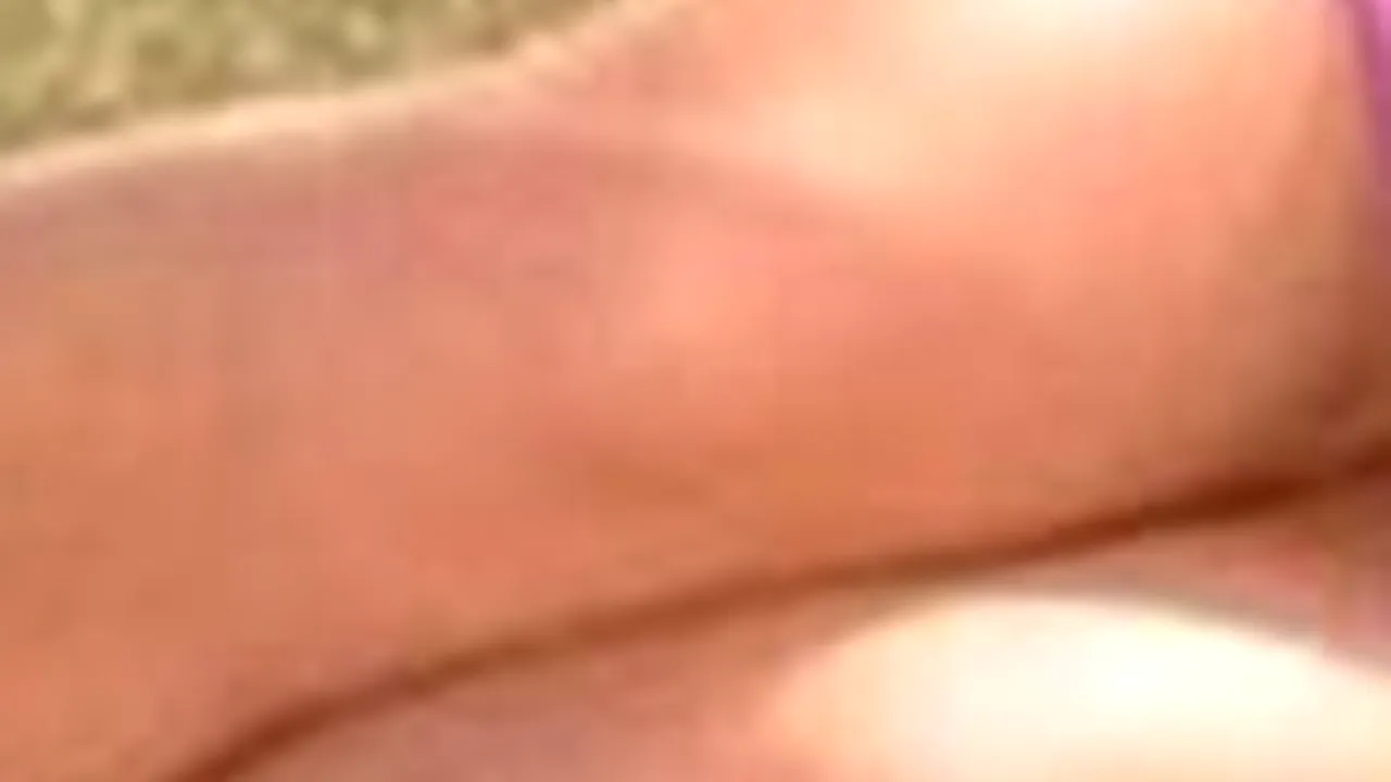 De ce o plătesc femeile pe această tânără să facă sex cu soții lor: După ce mă văd făcând acest truc totul se schimbă!