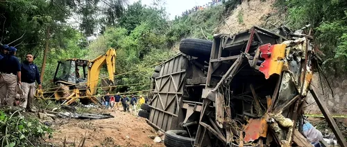 VIDEO | Imagini șocante! 29 de oameni au murit după ce un autocar s-a răsturnat. Ce făcea șoferul în momentul accidentului