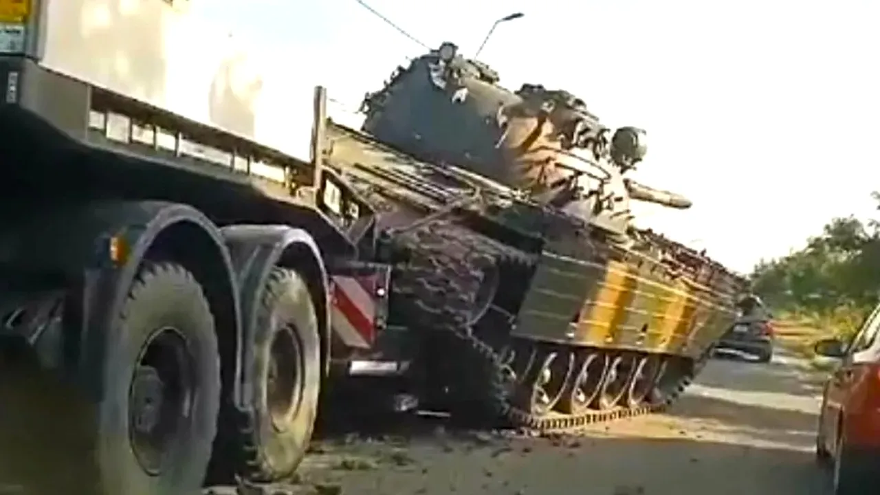 Un TANC a căzut de pe un trailer în județul Bacău