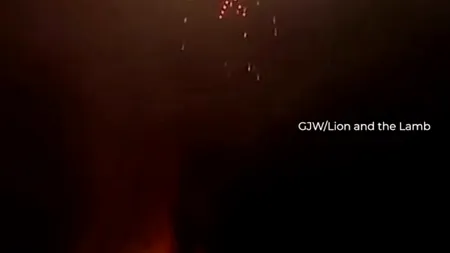 Video. Ploaie de foc într-un oraș din China. Un spectacol de drone a degenerat în haos după o defecțiune. Bucăți de echipament aprins s-au prăbușit peste spectatori. Imediat s-a instalat panica