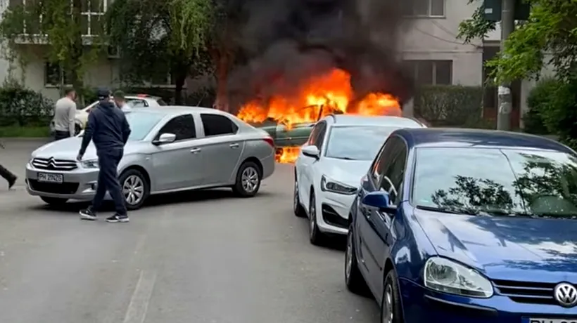 INCENDIU într-o parcare din Ploiești. Trei autoturisme au fost afectate de flăcări