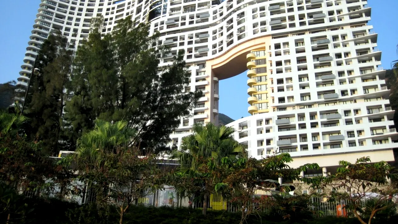 MOTIVUL bizar pentru care chinezii construiesc blocuri cu găuri în mijloc. Misterioasa semnificație a acestor construcții