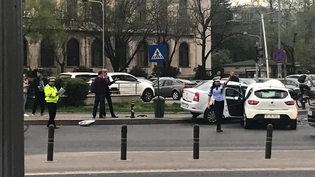 Soția consilierului prezidențial Leonard Orban, la spital, după ce mașina ei a fost lovită în plin de un șofer care a trecut pe roșu. GALERIE FOTO