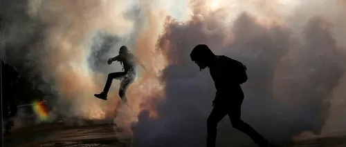 Moment șocant în timpul protestelor din Chile. Un tânăr de 16 ani a fost împins de pe un pod chiar de către un polițist | VIDEO