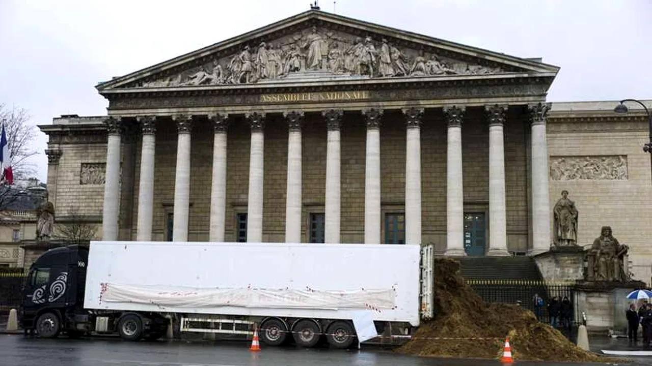 Un francez nemulțumit a descărcat un camion plin cu bălegar în fața Adunării Naționale