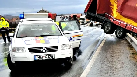 Un tir cu azotat de amoniu și o autoutilitară cu vopsea s-au ciocnit pe DN 6; traficul este blocat
