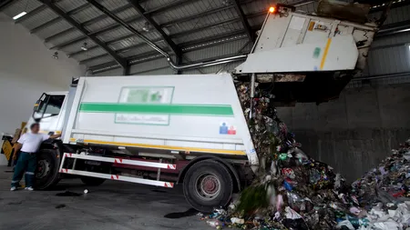 Un gunoier britanic, stupefiat de lucrurile pe care oamenii le aruncă în pubele. Ce îngroapă englezii la fundul tomberonului