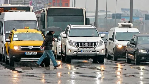Cum sunt șantajați în trafic șoferii din București. Un individ a fost filmat în timp ce se pregătea să se arunce în fața unei mașini