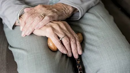RAPORT. Câți vârstnici și adulți cu dizabilități din sistemul de asistență socială au murit de COVID-19. Țara noastră înregistrează „procente semnificativ mai mici ca în alte țări”