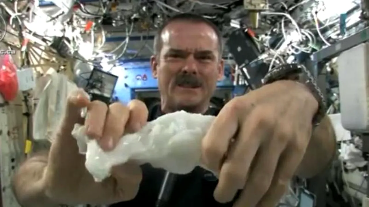 VIDEO. Ce se întâmplă dacă storci un prosop în spațiu