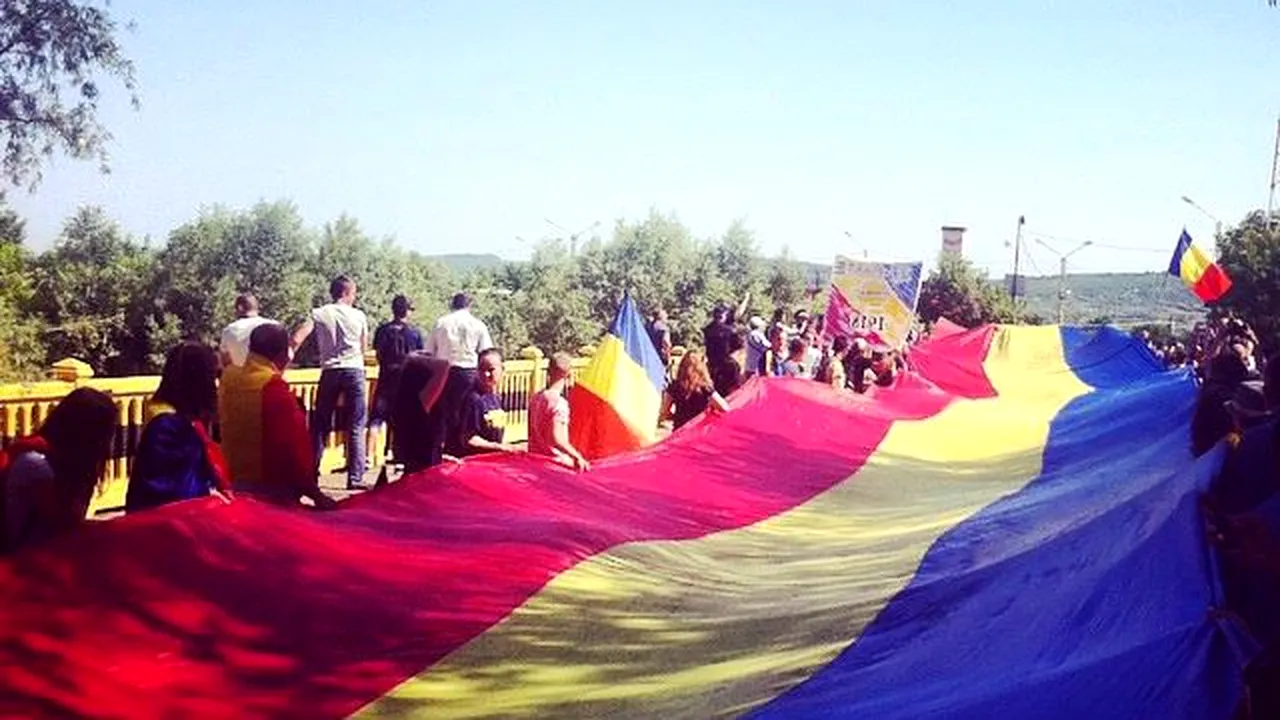 Un steag tricolor de 300 de metri a unit România cu R. Moldova la podul peste Prut de la Sculeni