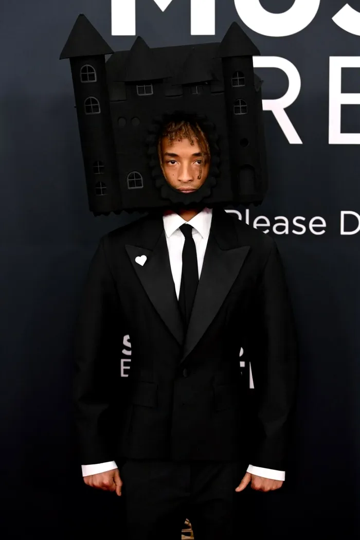 Premiile Grammy 2025. Apariția uluitoare a lui Jaden Smith pe covorul roșu! A purtat un castel pe cap, proiectat de un designer cu origini românești