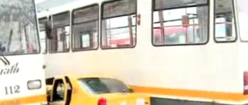 Un taxi a fost prins între două tramvaie, în Capitală. Șoferul și o pasageră au fost transportați la spital