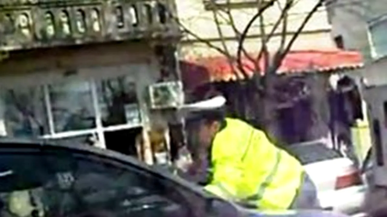 Polițist din Constanța, luat pe capota mașinii de un șofer care bloca o parcare