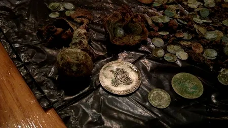 Un tezaur fascinant, descoperit de doi tineri într-o pădure din Dâmbovița. ''Când a ajuns și a văzut ce era în groapă, nu-și mai găsea cuvintele''