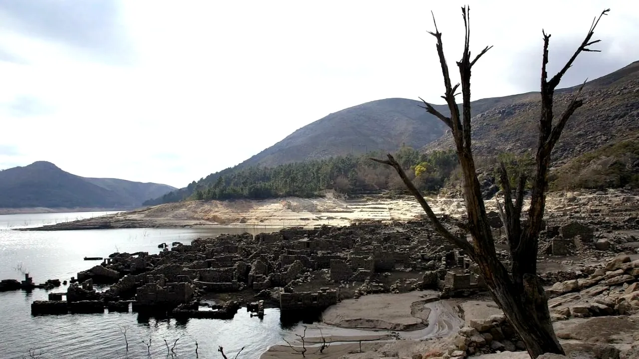 Satul dispărut care apare numai o dată pe an. Localnicii încă mai aud pași noaptea