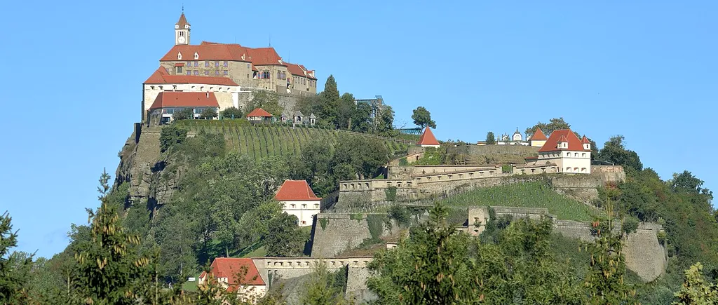 Românii s-au răzbunat pe prințul Emanuel von und zu Liechtenstein. Ce s-a întâmplat cu pagina de Google a castelului din Riegersburg