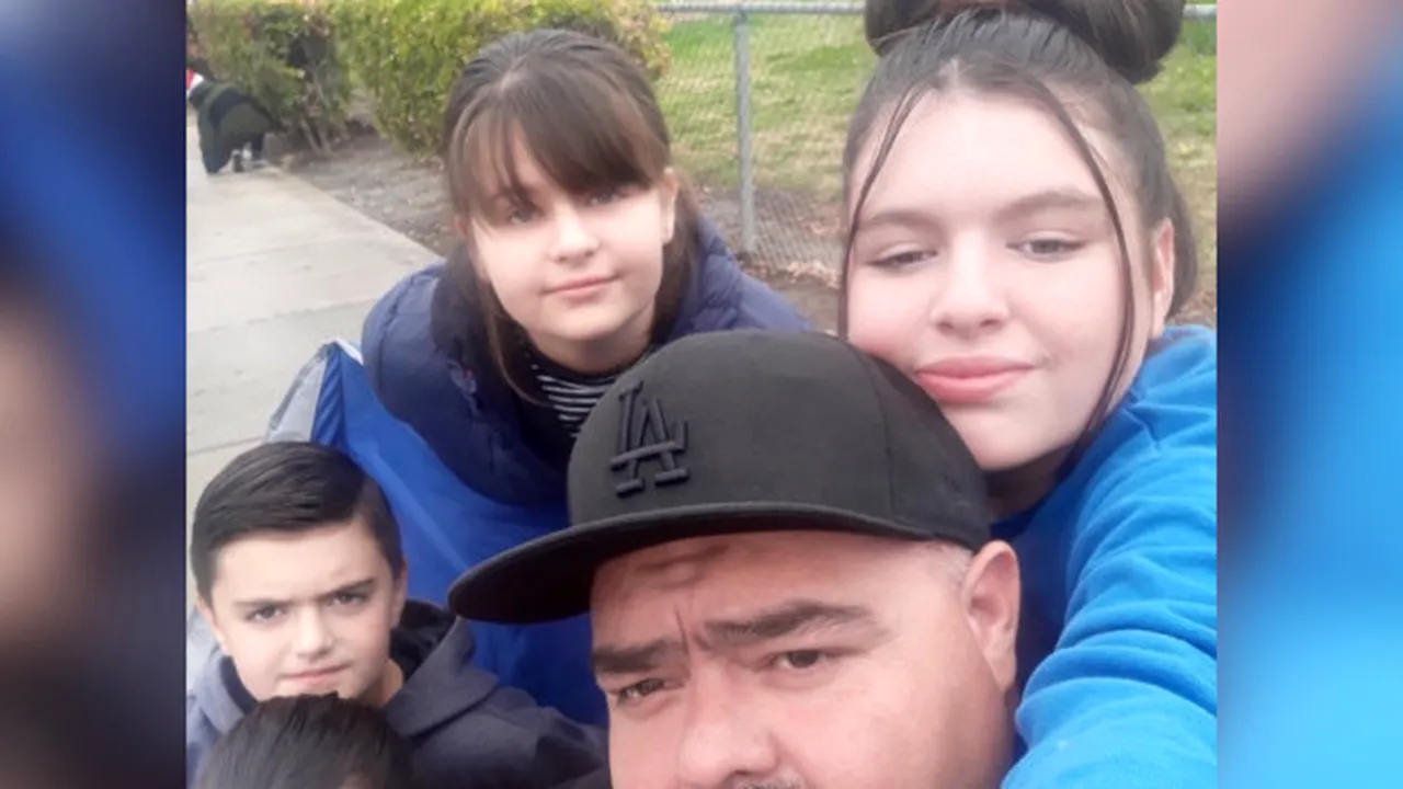 Tragedie de sărbători. Un tată a murit încercând să-și salveze copiii, după ce bradul de Crăciun a luat foc