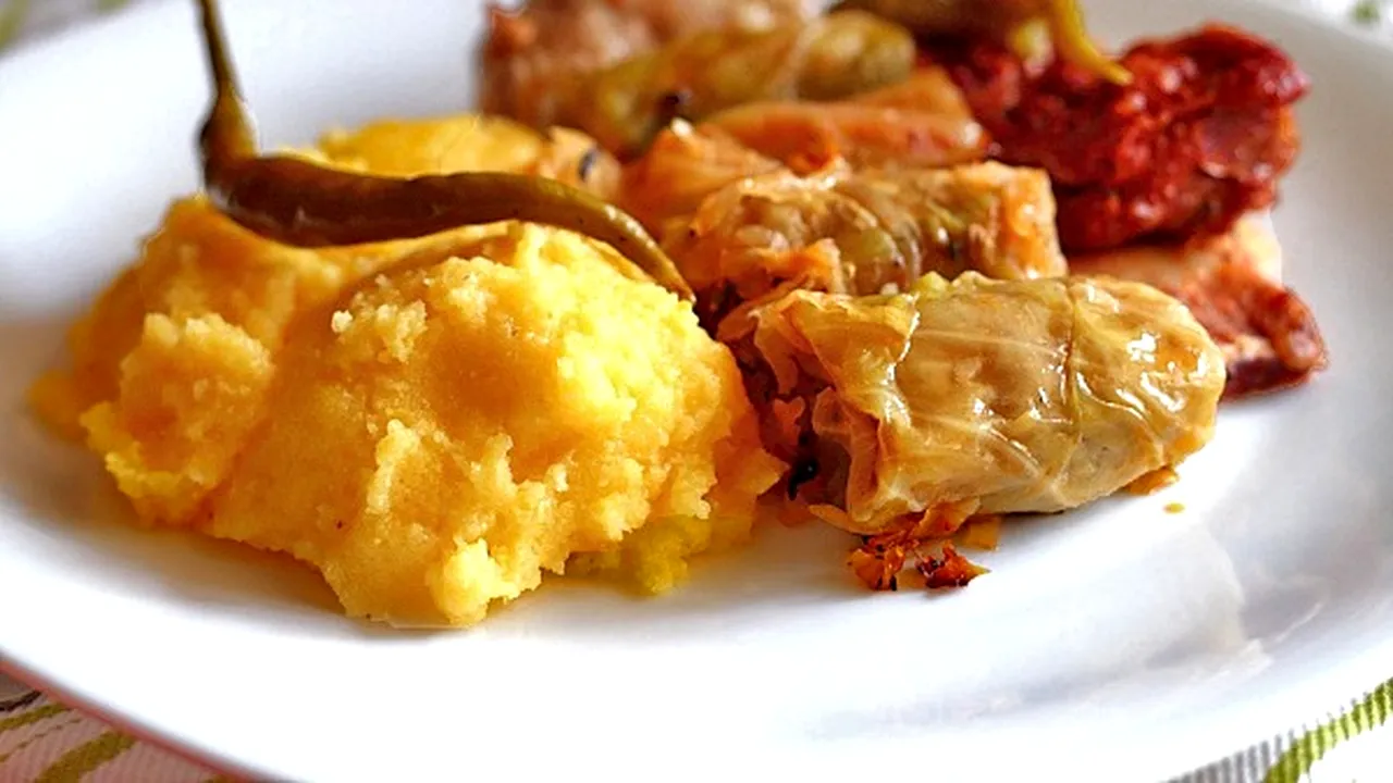 Cât trebuie să scoți din buzunar pentru o porție delicioasă de SĂRMĂLUȚE, un gulaș cu fasole sau porție de varză călită la Târgul de Crăciun din Sibiu